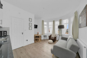 Startlet Stays Apartments - On Elizabeth Line with Free Parking